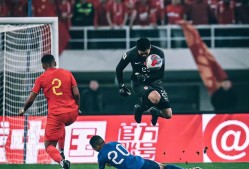 荷甲国际比赛日走向成谜，丹佛掘金临场应变，质疑声仍在，年轻球员得到机会的简单介绍