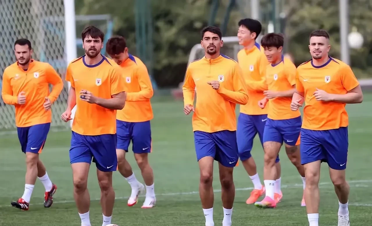 包含今晨体能课后；法兰克福内部沟通备战欧超杯；信心回归；年轻球员得到机会的词条