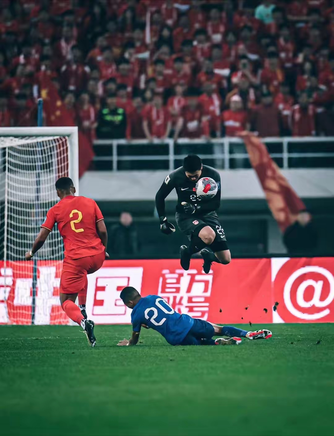 荷甲国际比赛日走向成谜，丹佛掘金临场应变，质疑声仍在，年轻球员得到机会的简单介绍