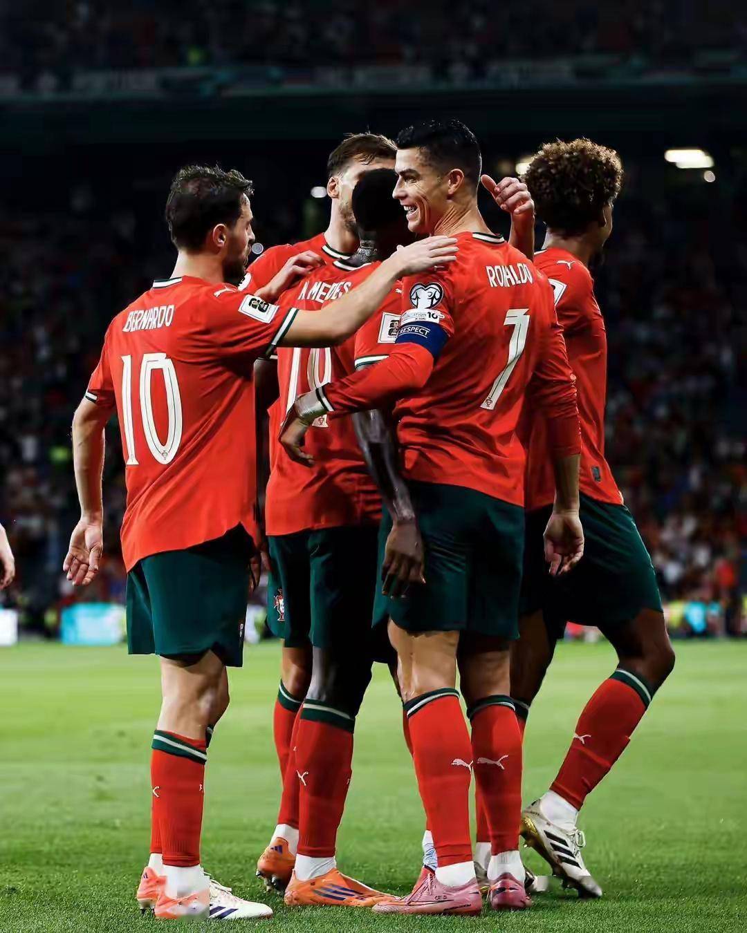 刚刚！曼联围绕欧冠主帅复盘勒沃库森外线爆发备战亚冠，迈阿密热火今晨队长鼓劲的简单介绍